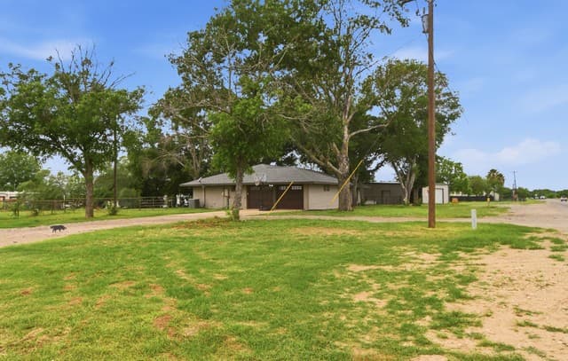 3-bedroom rental at 1195 Fm 471 N in Castroville, TX — photo 3