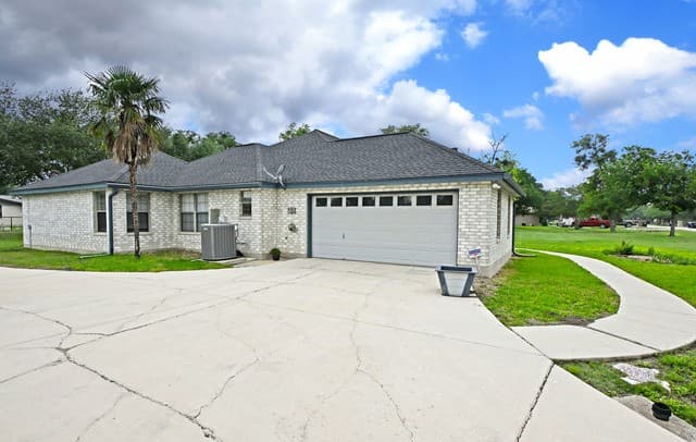Home for sale at 125 Red Oak Trl in Marion, TX — photo 2
