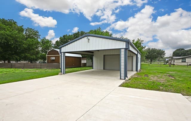 Home for sale at 125 Red Oak Trl in Marion, TX — photo 3