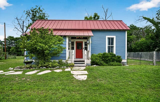 2-bedroom home for sale at 320 Second St in Comfort TX