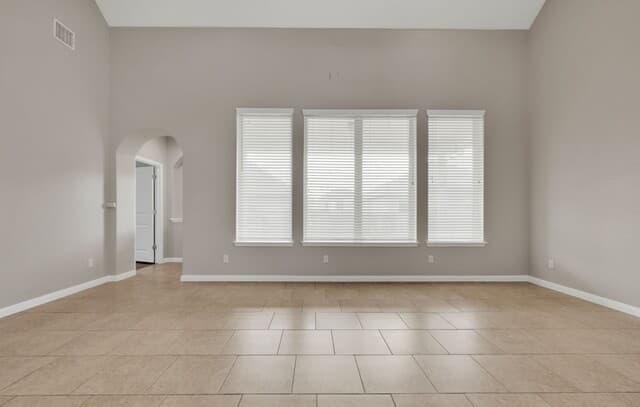 5-bedroom rental at 4544 Meadow Green in Schertz, TX — photo 5