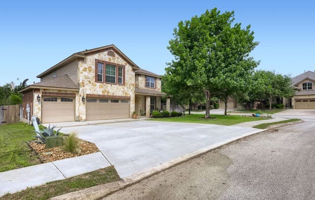4-bedroom rental at 27035 Hardy Run in Boerne, TX — photo 2