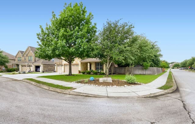 4-bedroom rental at 27035 Hardy Run in Boerne, TX — photo 3