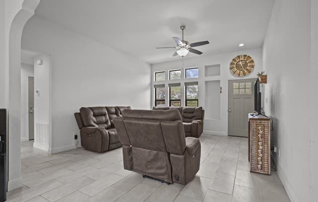3-bedroom rental at 1214 Libold in Devine, TX — photo 4