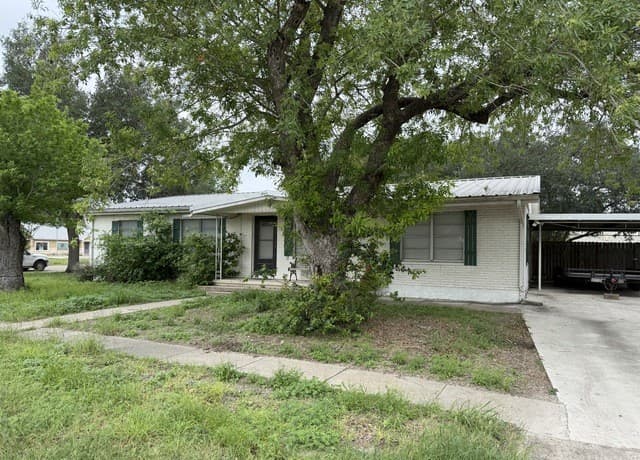 4-bedroom rental at 208 S Caves in Three Rivers, TX — photo 1