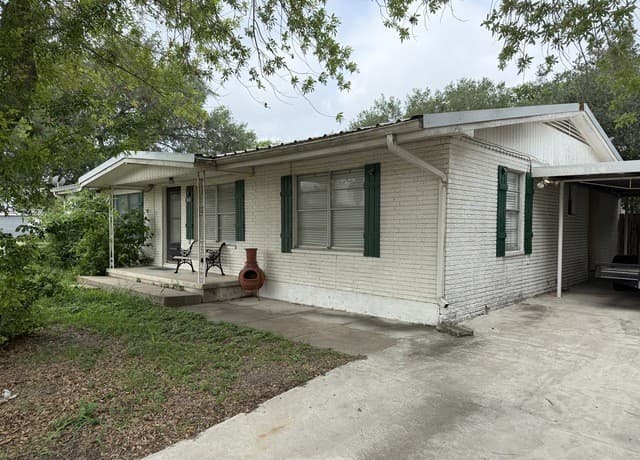 4-bedroom rental at 208 S Caves in Three Rivers, TX — photo 2