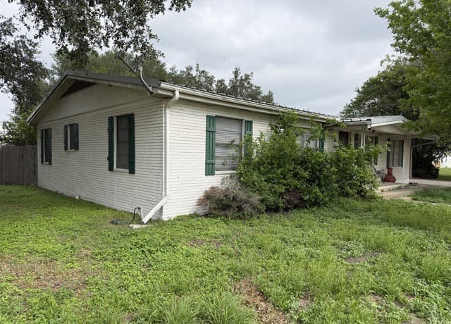 4-bedroom rental at 208 S Caves in Three Rivers, TX — photo 3