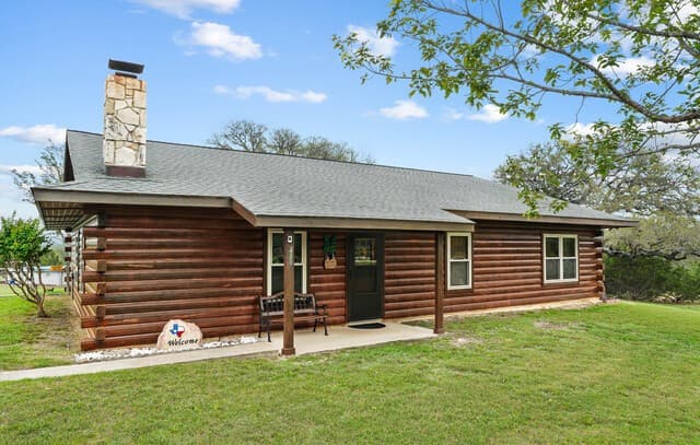3-bedroom rental at 715 Old Orchard in Bandera, TX — photo 2