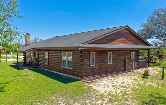 3-bedroom rental at 715 Old Orchard in Bandera, TX — photo 4