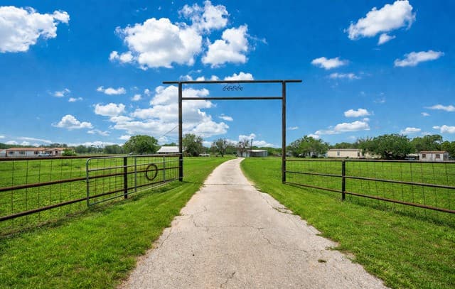 4-bedroom rental at 3091 County Road 357 in La Vernia, TX — photo 2