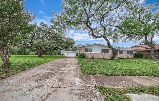 4-bedroom rental at 9707 Astronaut in San Antonio, TX — photo 2