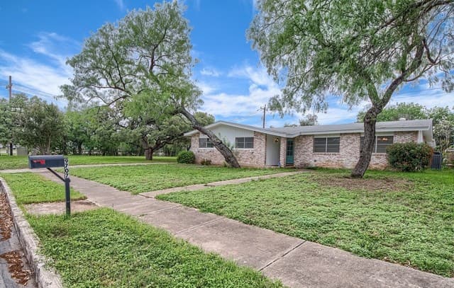 4-bedroom rental at 9707 Astronaut in San Antonio, TX — photo 3