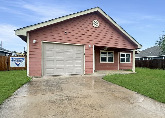 3-bedroom rental at 505 Indian Crossing in Jourdanton, TX — photo 1