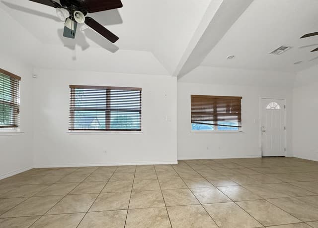 3-bedroom rental at 505 Indian Crossing in Jourdanton, TX — photo 2