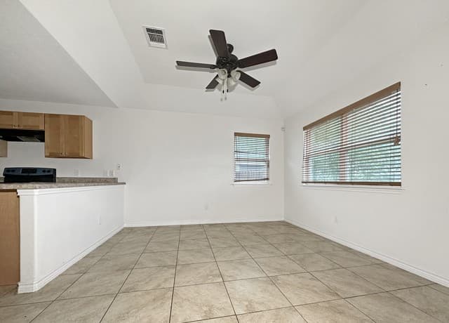 3-bedroom rental at 505 Indian Crossing in Jourdanton, TX — photo 3