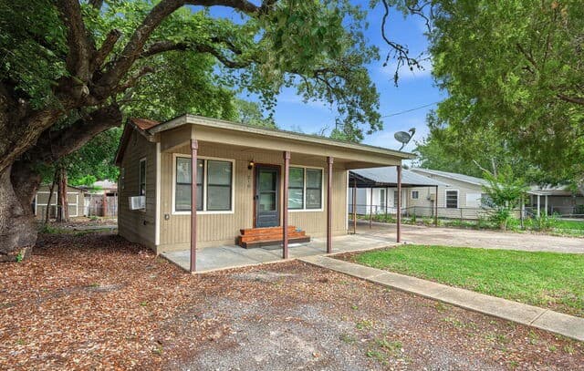 1-bedroom rental at 210 Bensdale in Pleasanton, TX — photo 3