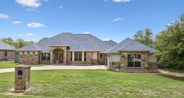 4-bedroom rental at 107 Oakview in Floresville, TX — photo 1