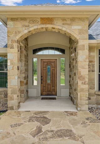 4-bedroom rental at 107 Oakview in Floresville, TX — photo 2