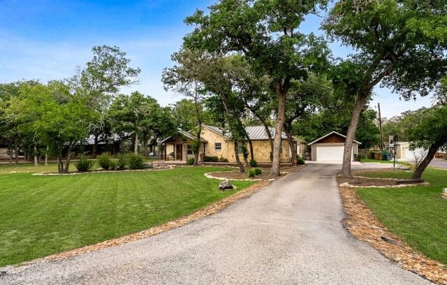 4-bedroom rental at 552 Jacobs Ln in La Vernia, TX — photo 2