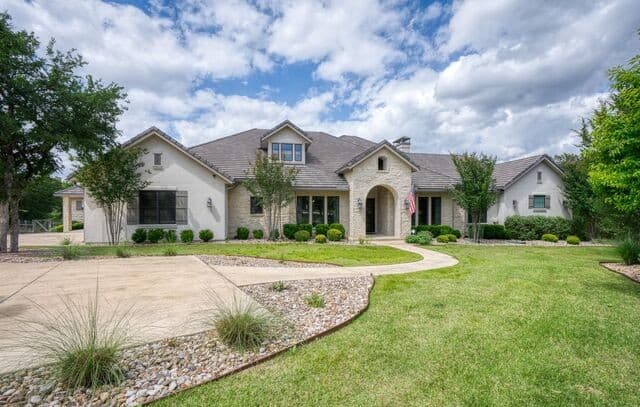 5-bedroom rental at 52 Landmark Rdg in Boerne, TX — photo 2