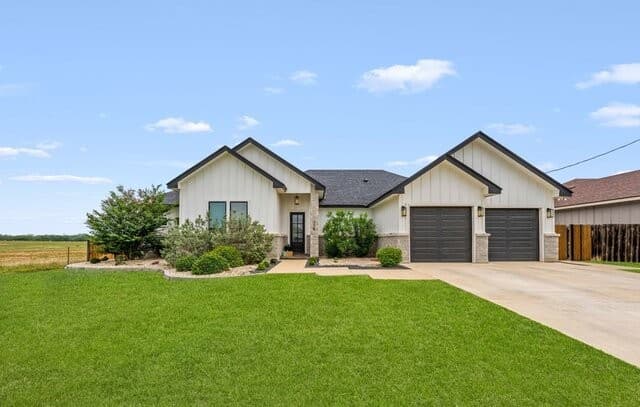 4-bedroom rental at 116 Park Hts in Poth, TX — photo 1