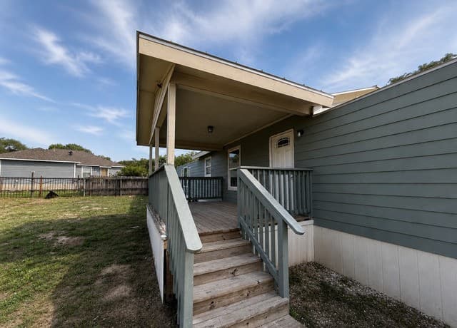 3-bedroom rental at 22823 Copper Canyon Dr in Elmendorf, TX — photo 2
