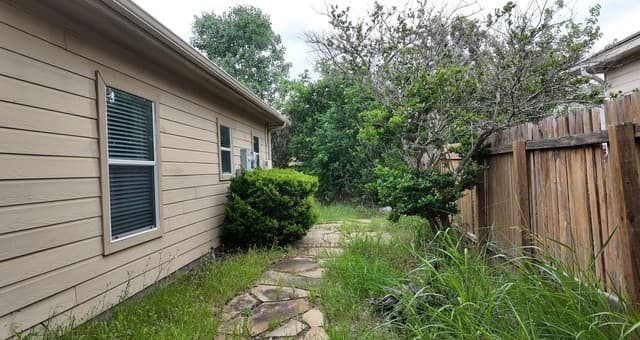 3-bedroom rental at 14407 Barn Ct in Elmendorf, TX — photo 2