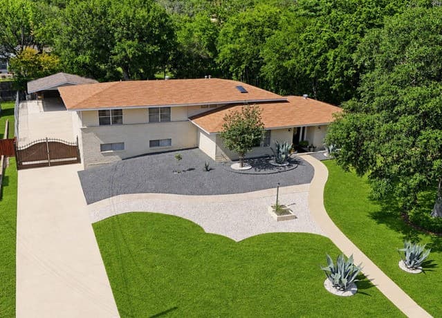 5-bedroom rental at 109 Atwater Dr in Castle Hills, TX — photo 1