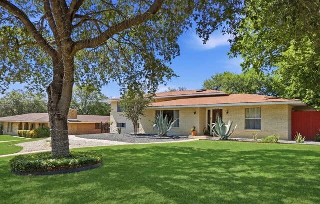5-bedroom rental at 109 Atwater Dr in Castle Hills, TX — photo 3