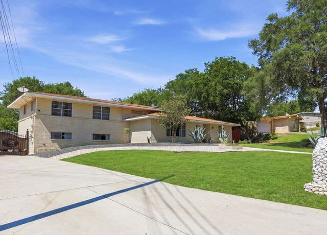 5-bedroom rental at 109 Atwater Dr in Castle Hills, TX — photo 5