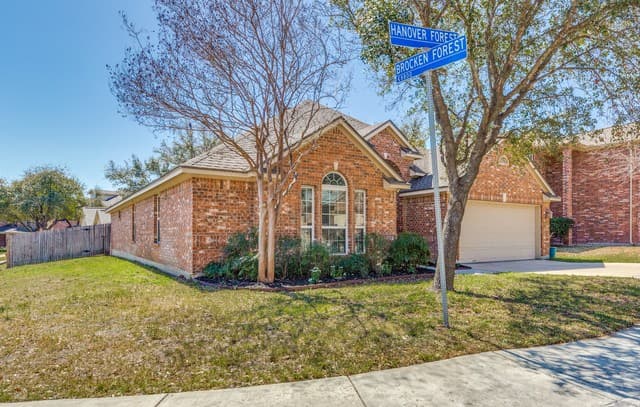 4-bedroom rental at 8910 Hanover Frst in Helotes, TX — photo 2
