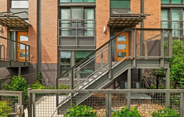 3-bedroom rental at 318 W Grayson Unit 203 in San Antonio, TX — photo 2