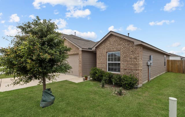 3-bedroom rental at 15311 Nest Jct in Von Ormy, TX — photo 2