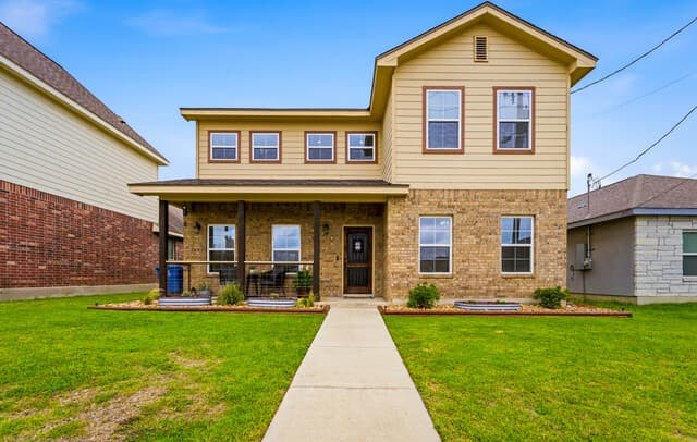 4-bedroom rental at 776 Crestview in Floresville, TX — photo 1