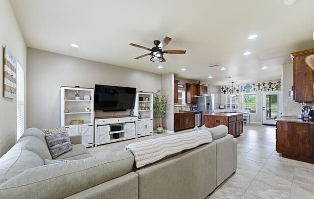 4-bedroom rental at 776 Crestview in Floresville, TX — photo 2