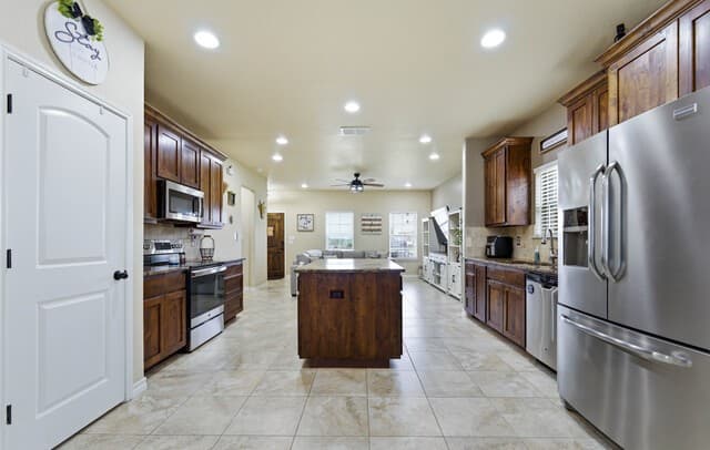 4-bedroom rental at 776 Crestview in Floresville, TX — photo 3