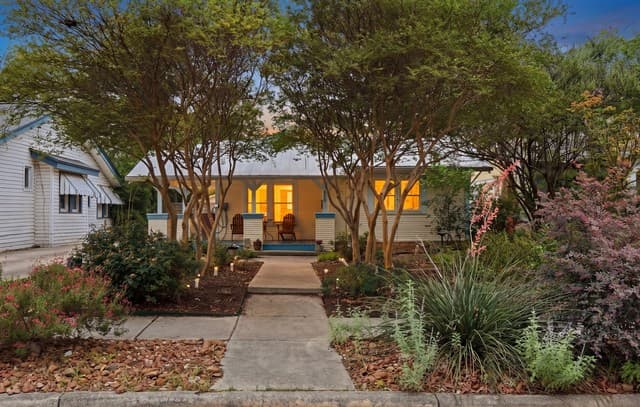 2-bedroom rental at 310 Queen Anne Ct in San Antonio, TX — photo 2