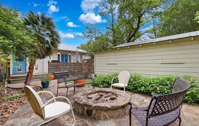 2-bedroom rental at 310 Queen Anne Ct in San Antonio, TX — photo 3