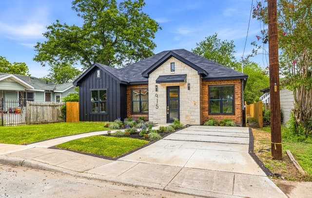 Home for sale at 915 Potomac in San Antonio, TX — photo 2