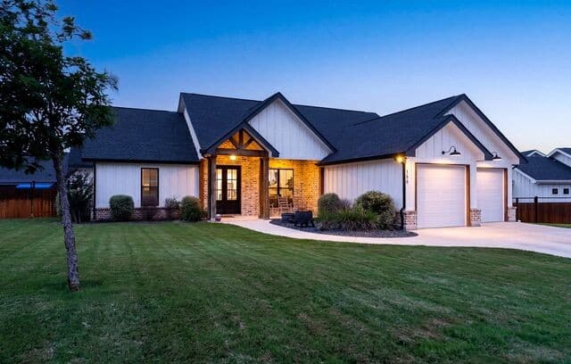 Home for sale at 156 Woodbridge Dr in La Vernia, TX — photo 2