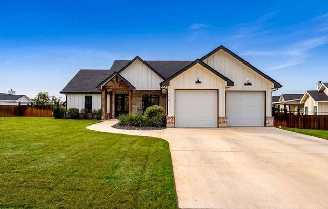 Home for sale at 156 Woodbridge Dr in La Vernia, TX — photo 5