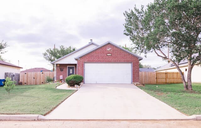 3-bedroom rental at 1512 Sandra Cir in Pleasanton, TX — photo 1