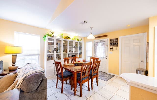 3-bedroom rental at 1512 Sandra Cir in Pleasanton, TX — photo 5