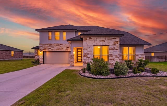 Home for sale at 109 Willow Oak Trl in Floresville, TX — photo 2