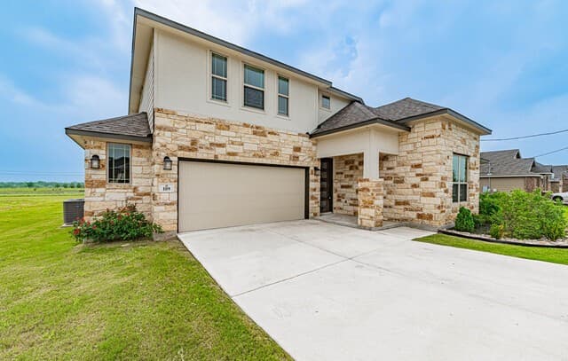 Home for sale at 109 Willow Oak Trl in Floresville, TX — photo 3