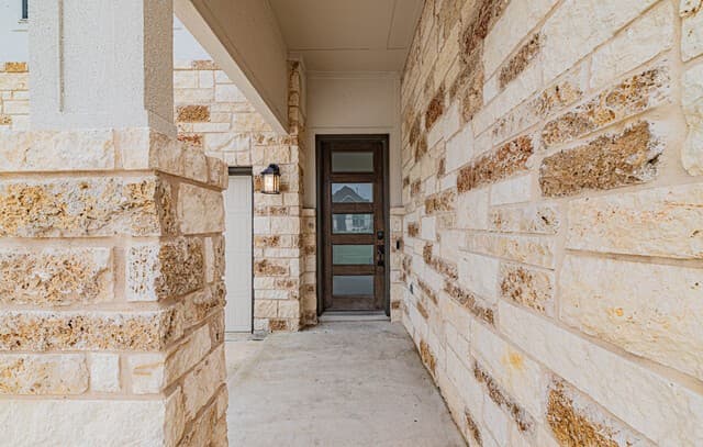 Home for sale at 109 Willow Oak Trl in Floresville, TX — photo 4