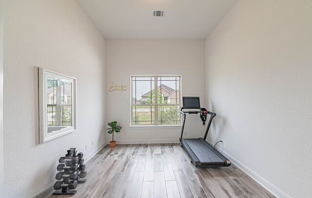 Home for sale at 109 Willow Oak Trl in Floresville, TX — photo 5