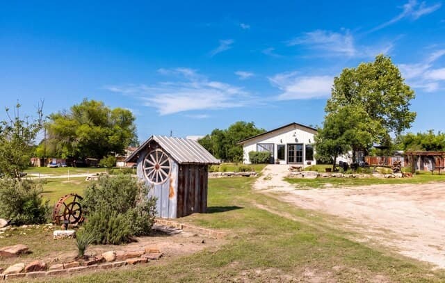 4-bedroom rental at 121 Simpson Rd in Comfort, TX — photo 2