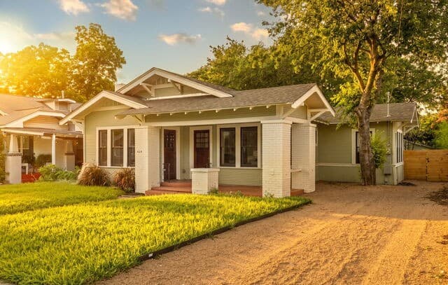 3-bedroom rental at 619 W Kings Hwy in San Antonio, TX — photo 2
