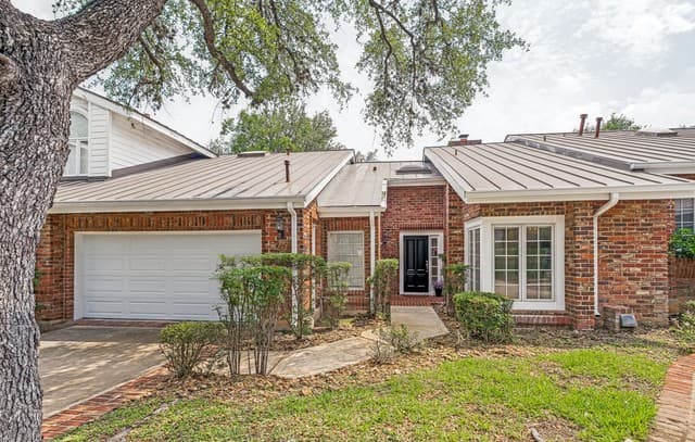 2-bedroom rental at 27 Villa Jardin in San Antonio, TX — photo 1